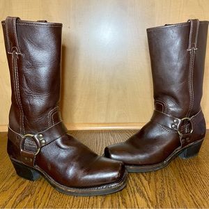 NWOT Frye Harness 12R Boots in Dark Brown 9.5